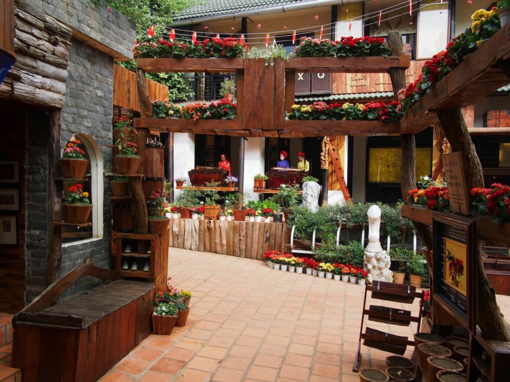 베트남 다낭, 꽃으로 장식한 다낭 골목 풍경, Image by iriseren