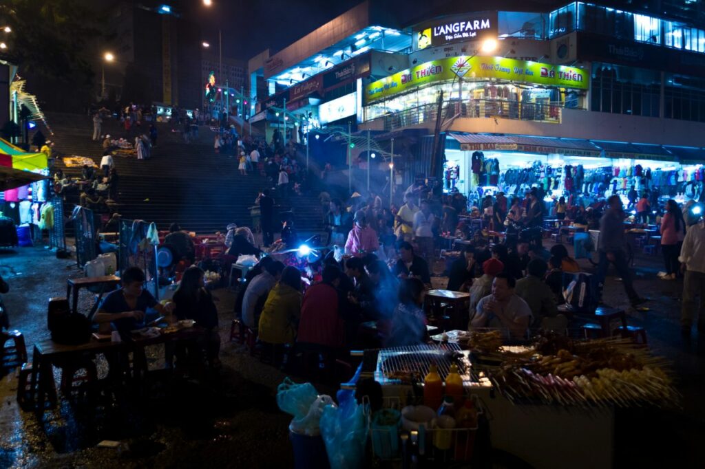 베트남 달랏(Dalat) 야시장 풍경, Image by John Gillespie