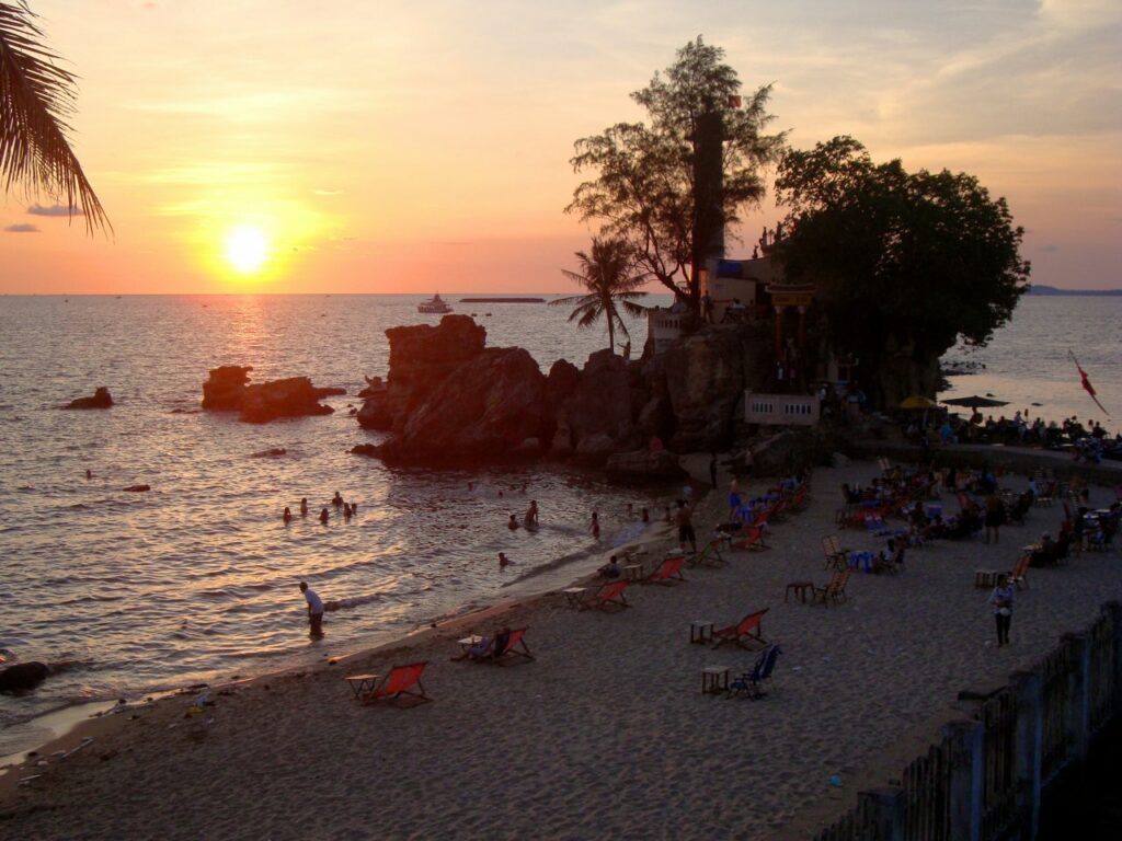 베트남 푸꾸옥 딘커우사원(Dinh Cậu Shrine)의 석양, photo by Gavin White