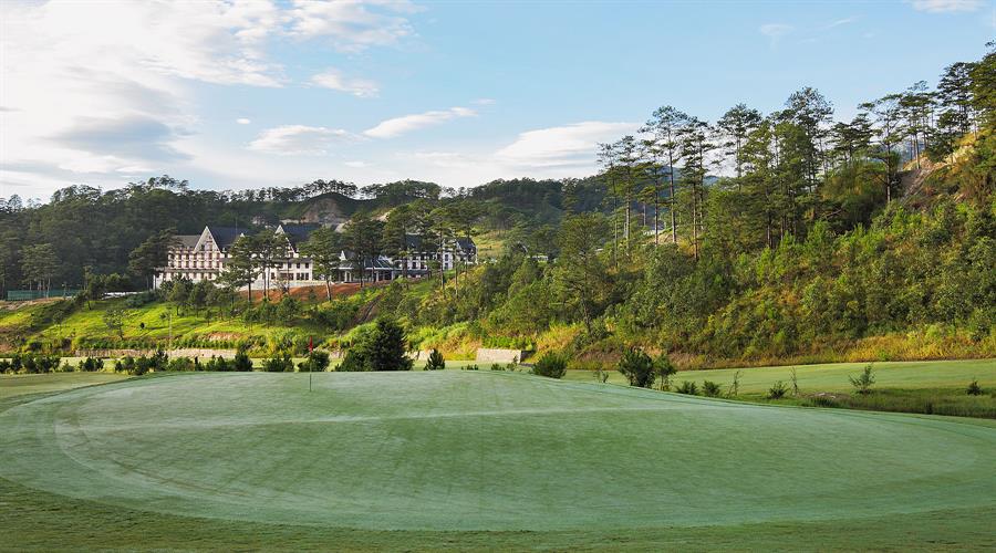 샴 투옌럼 골프 앤 리조트(Sam Tuyen lam Golf & Resort) 골프장에서 바라본 스위스벨 리조트 전경 02