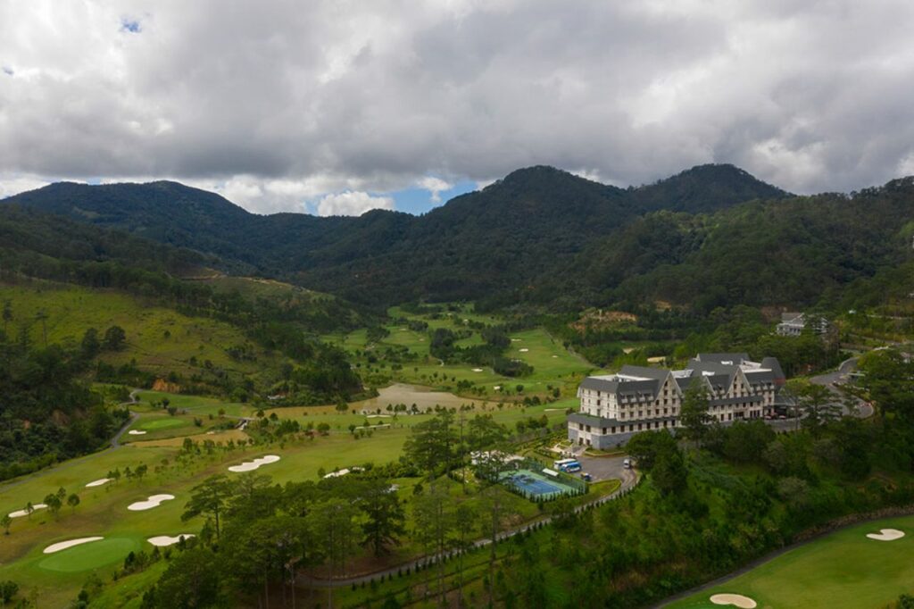 샴 투옌럼 골프클럽(Sam Tuyen lam Golf Club),  소나무 숲으로 둘러쌓인 골프장 풍경