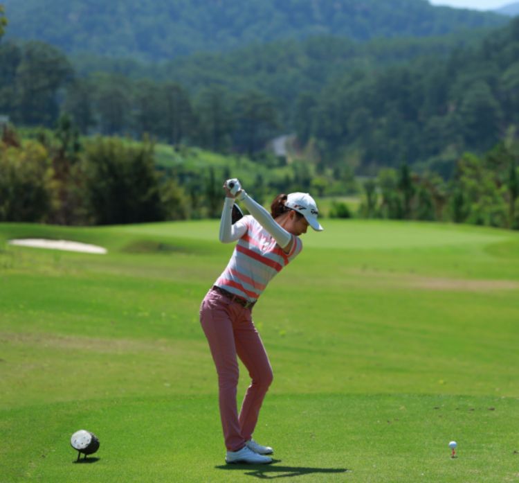 샴 투옌럼 골프클럽(Sam Tuyen lam Golf Club), 홀3의 여성 골퍼