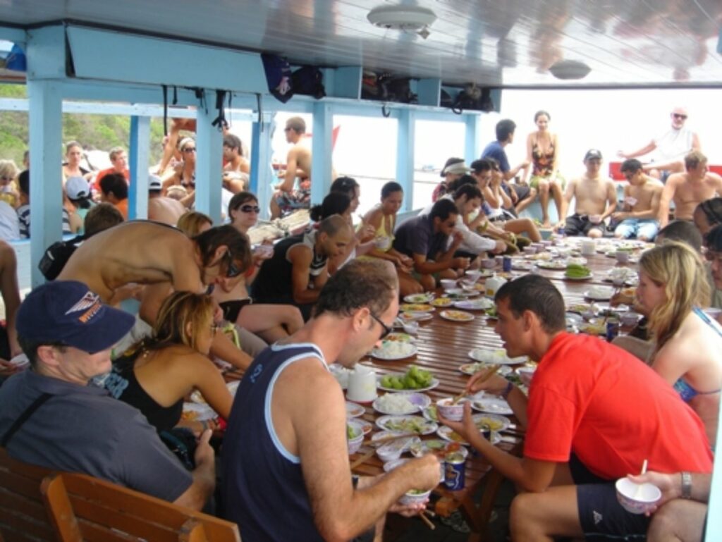 펑키 멍키 보트 트립(FUNKY MONKEY BOAT TRIP) 선상파티 런치타임, Image by funkymonkytour.com