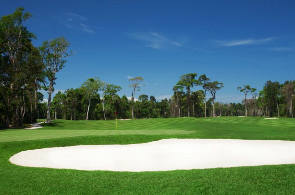 푸꾸옥 빈펄 골프장(Vinpearl Golf Phu Quoc), 우거진 나무숲, 푸른 하늘, 하얀 모래 벙커 그리고 푸른 페어웨이가 잘 어울리는 코스 풍경