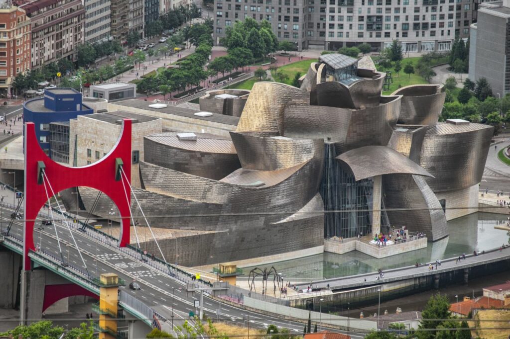 스페인 비발오 구겐하임 미술관과 살베코 주비아(Salbeko Zubia) 다리의 대조적 컬러, Guggenheim Museum Bilbao, Bilbo, Spain, Photo by Enrique