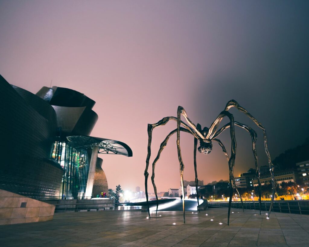 스페인 빌바오 구겐하임 마술관 앞에 전시된루이스 부르주아(Louise Bourgeois)의 거미 마망(Maman), Photo by sebastian-staines