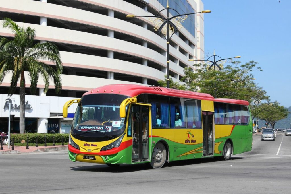 코타키나발루 시티 버스, City bus in Kota Kinabalu, Sabah, Malaysia, Photo by Ilya Plekhanov