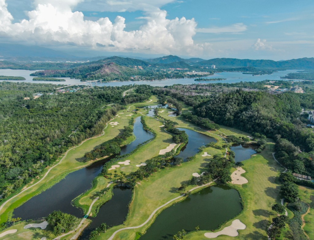 달릿베이 GC(Dalit Bay Golf & Country Club) 전반 9홀, 호수와 필드가 있는 골프장 풍경, Image from Dalit Bay Golf & Country Club