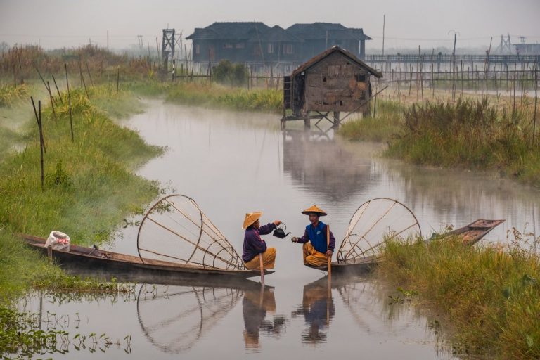 미얀마 인레 호수(Inle Lake) 배위에서 차를 마시는 두 사람, Tea For Two, Photo by julien-de-salaberry