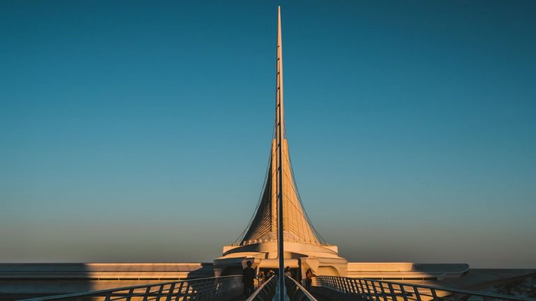 세계적 건축가인 산티아고 칼라트라바(Santiago Calatrava)가 건축한 밀워키 미술관의 Quadracci Pavilion, 미국 위스콘신주 밀워키 Milwaukee, WI, USA, Photo by Wei Zeng