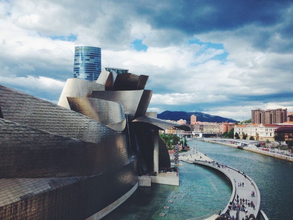 스페인 비발오 구겐하임 미술관과 강 그리고 보도 다리 풍경,  Photo by SnapwireSnaps