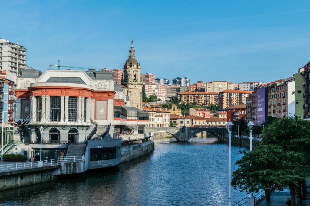스페인 빌바오 뚜껑덮은 재래시장이 보이는 네르비온 강변 풍경, Bilbao, Photo by javier alamo