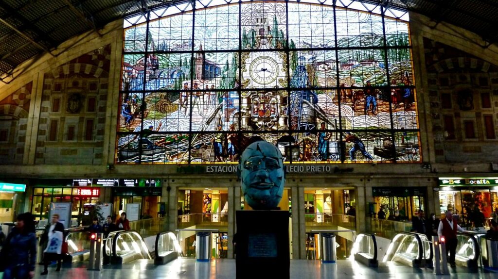 스페인 빌바오 알반도역 스테인드글라스와 시계, Stained glass window with clock in the Abando Indalecio Prieto railway station in Bilbao Spain, Photo by Arjan Richter