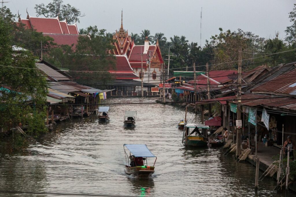 태국 암파와 수상 시장(Amphawa Floating Market), 사원이 보이는 풍경, Photo by Moody Man
