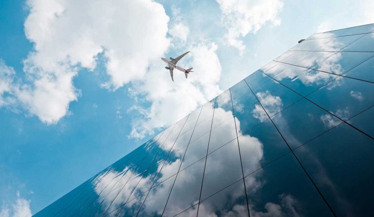 회사 건물과 비행기, Image from Qatar Airways