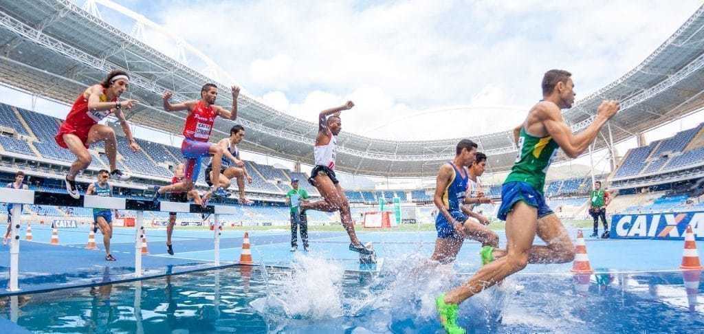 허들을 넘어 달리는 육상 선수들, hurdle action, Photo by Pexels