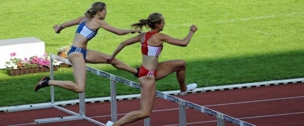 허들을 넘어 달리는 여자 육상 선수들, woman hurdle athletics, Photo by Bernd Hildebrandt