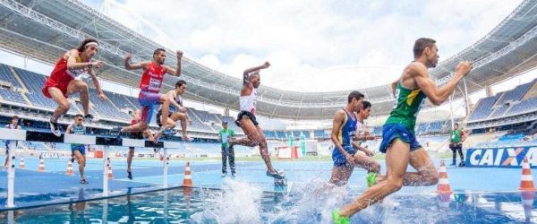 허들을 넘어 달리는 육상 선수들, hurdle action, Photo by Pexels