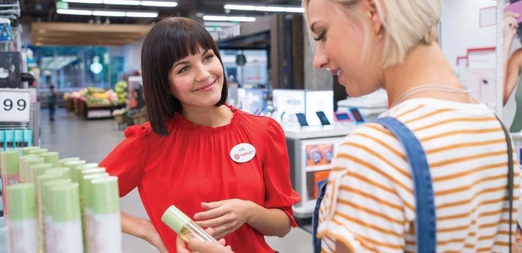 매장에서 고객과 상담중인 타겟 직원 모습, Image from Target
