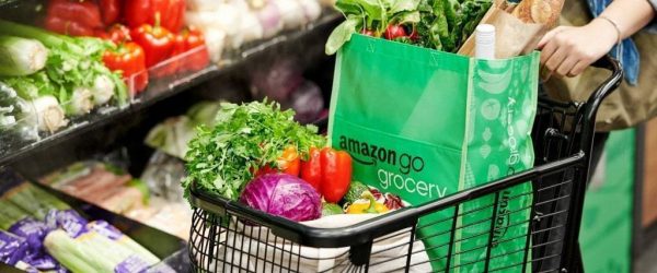 아마존 고 식료품점(Amazon Go Grocery)에서 쇼핑하는 모습, Amazon Go Grocery shopping cart, Image from Amazon