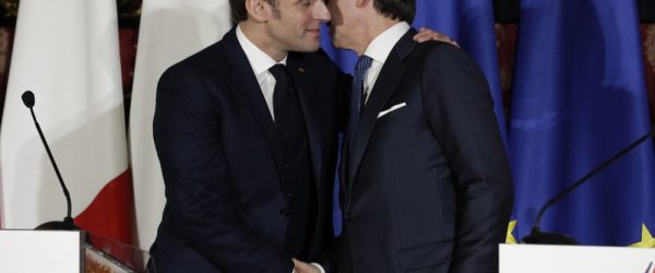 2020년 2월 27일 프랑스 마크롱대통령과 이탈리아 주세페 콘테 ㅌ=총리가 어깨에 팔을대고 두빰에 키스하는 인사를 하고 있다, Photo by Andrew Medichini