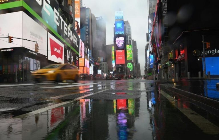 텅빈 뉴욕 타임 스퀴어, A nearly empty Times Square is seen on March 23, 2020 in New York City, Photo by AFP Angela Weissa