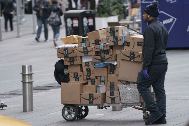 뉴욕 타임스퀘어의 아마존 택배 배달원, An Amazon delivery person walks in Times Square on March 17, Photo by REUTERS, CARLO ALLEGRI