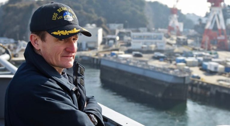 미 핵추진 항공모함 시어도어 루즈벨트 호(USS Theodore Roosevelt)의 함장 브렛 크로지어(Brett Crozier)