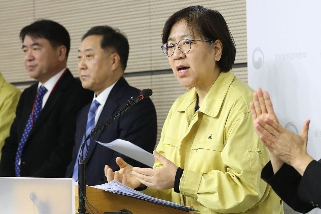 소셜 미디어에서 사람들은 정은경 질병관리본부장을 '전사'이자 '영웅'으로 표현, Image from YUNHAP