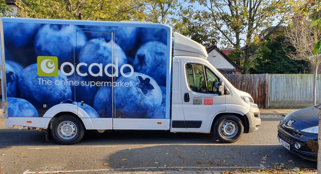 오카도 전기 배달 밴이 주차된 런던의 어느 골목, Electric Ocado van, parked in Ealing London, Photo by Tomjhpage