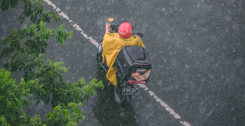 오토바이 배달 모습, Photo by Latrach Med Jamil