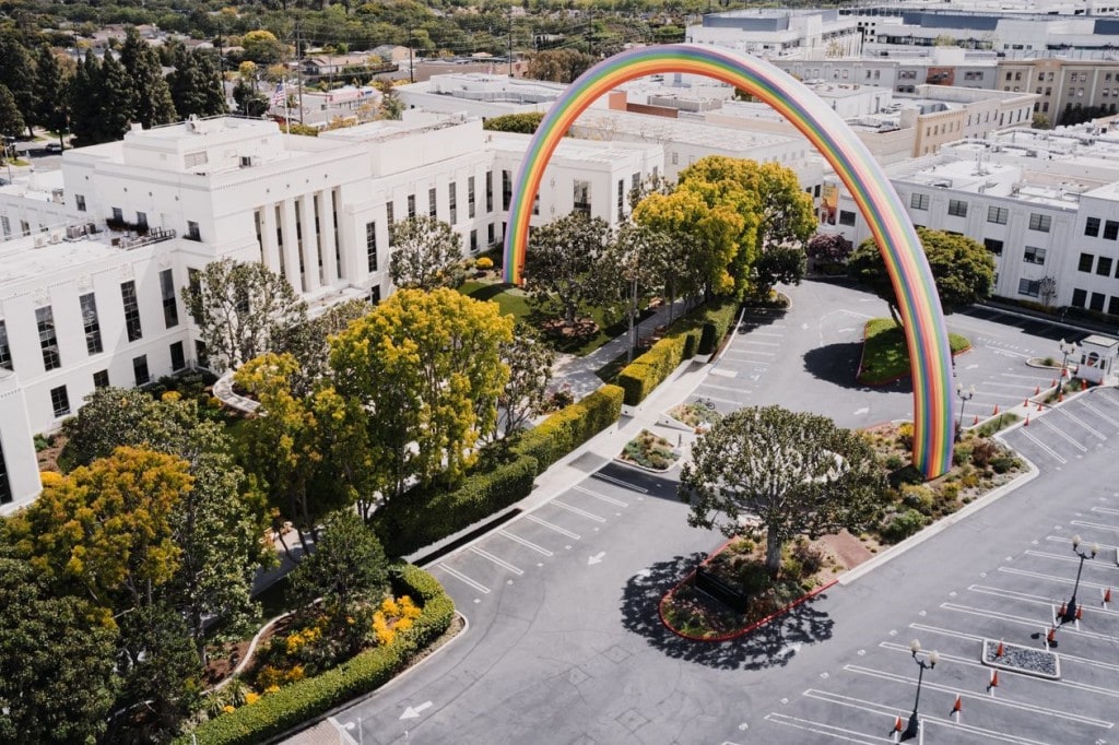 코로나19 사회적 거리두기로 텅빈 Sony Pictures Television Studios  주차장, Photo by ADAM AMENGUAL, WSJ