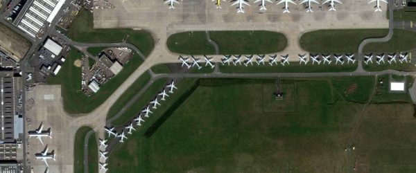 코로나19가 만든 진풍경, 3월 27일 프랑스 파리 샤를 드골 공항에 여객기들이 비행감소로 인해 주기되어 있는 모습, Photo by MAXAR Technologies
