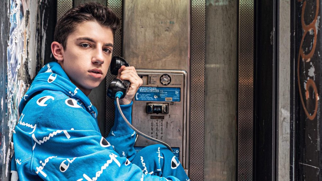 틱톡의 성공요인, Eitan Bernath는 처음 5초안에 청중의 시선을 사로 잡는 무언가를 시도해야 한다고 주장