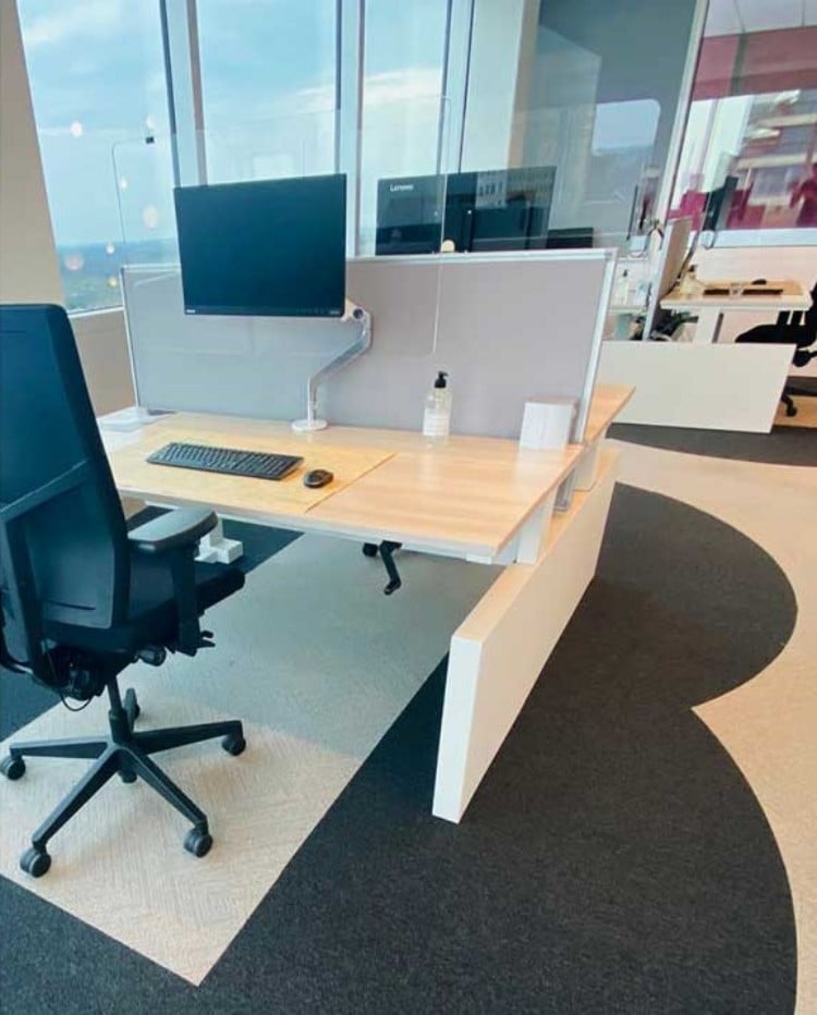 포스트 코로나 트렌드, 6피트 오피스, 벽을 세운 책상