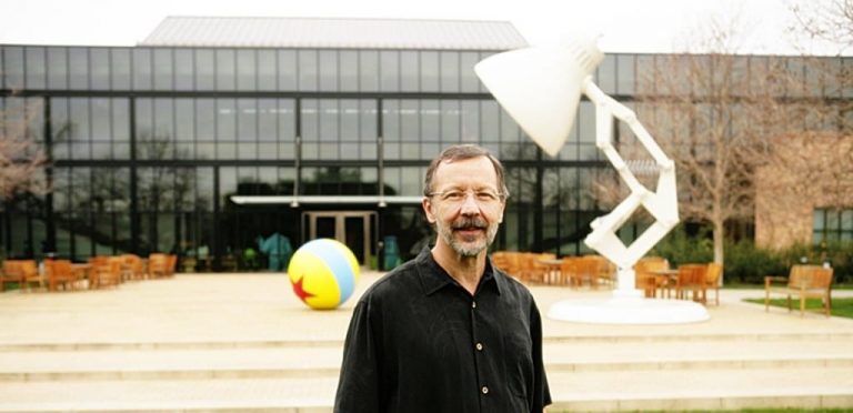 픽사 스티브 잡스 빌딩 앞에서 포즈를 취한 에드 캣멀, ed catmull on front of steve jobs building,Image by midofy