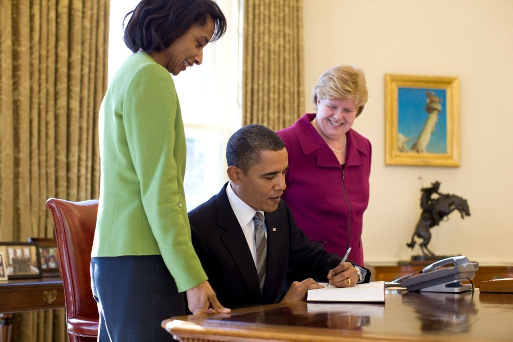버락 오마바가 2010년 경제 보고서에 싸인하는 것을 크리스티나 로머가 바라보고 있다, Christina Romer and Cecilia Rouse watch as Barack Obama signs the Economic Report 2010