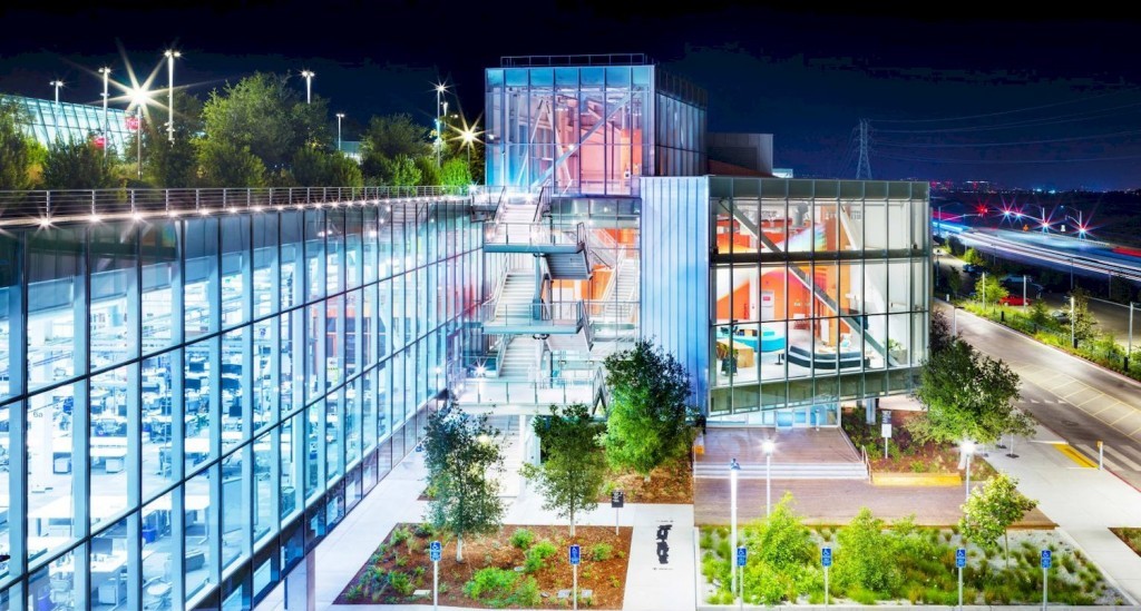 프랭크 게리가 디자인한 페이스북 본사 야경 이미지, Facebook HQ by Frank Gehry, Image from facrbook