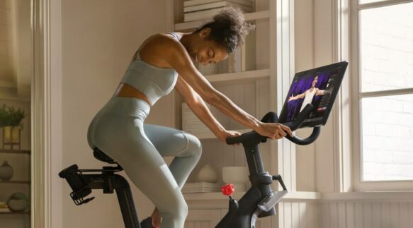 펠로톤 실내 사이클로 운동하는 여인, Woman with Peloton black bike product, Image from Peloton