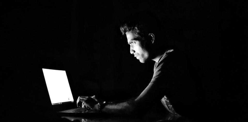 노트북에서 해킹 작업을 하고 있는 해커 모습,cracking security hacking hacker,Featured, Photo by Robinraj Premchand