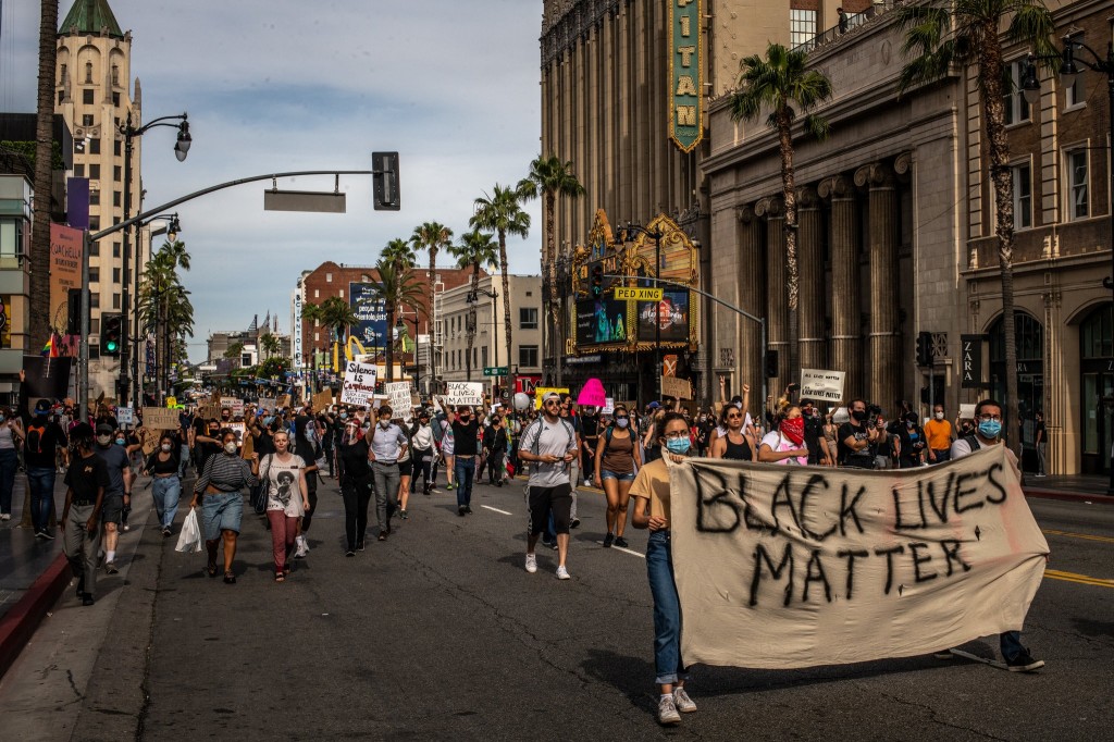 흑인 목숨도 소중하다는 슬로건을 들고 행진하는 사람들, Photo by Bryan Denton for The New York Times