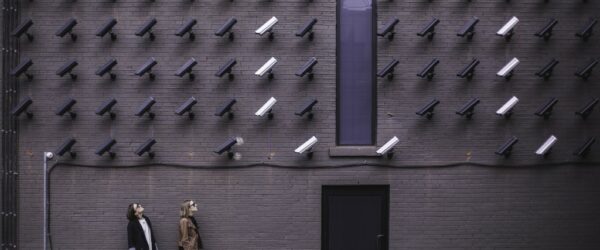 CCTV로 가득찬 벽아래에 있는 두남여, Featured, Photo by Pexels