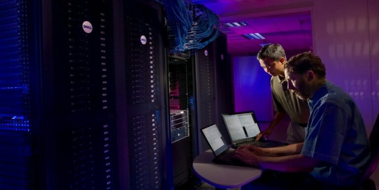 슈퍼컴퓨터 서버 관리하는 관리자들, Thunderbird supercomputer at Sandia National Laboratory, Photo by science in HD