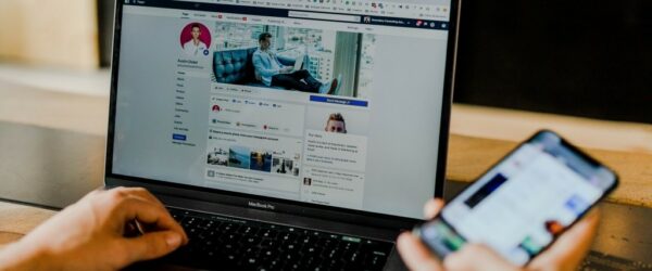 노브북 및 스마트폰에서 페이스북 페이지, Facebook page of an entrepreneur's social media on desktop and mobile, Photo by austin distel
