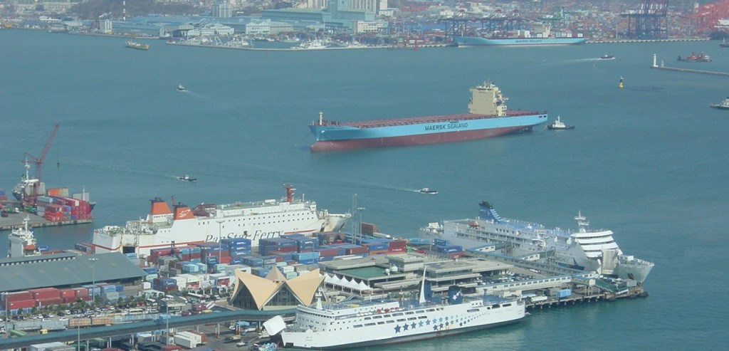 한국 수출 증가율, 부산타워에서 바라본 부산항 픙경, Busan port from Busan tower, Phot by Bergmann