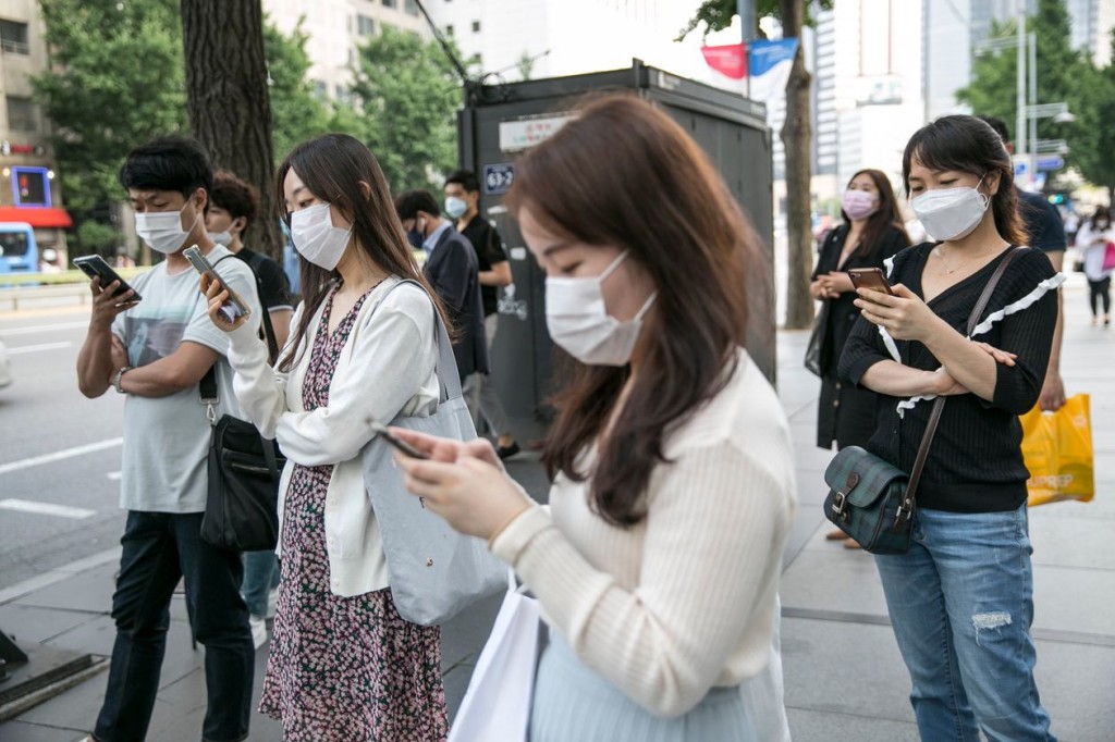 서울 도심에서 마스크를 쓰고 스마트폰에 열중하는 시민들 풍경 2020년 6월 26일, Downtown Seoul on June 26, PHOTO by JEAN CHUNG FOR THE WALL STREET JOURNAL