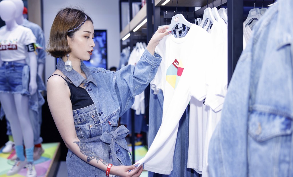 리바이스 NextGen 매장, 20년 8월 오픈한 리바이스 NextGen 상하이 매장에서 옷들을 살펴보는 여성 고객, 2020826 SHANGHAI-STORE OPEN, Image from Levi's
