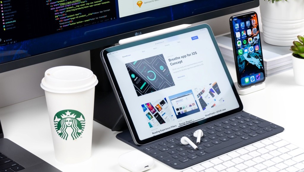 아이패드와 데스크탑 컴퓨터 그리고 스타벅스 커피, Photo by Daniel Korpai