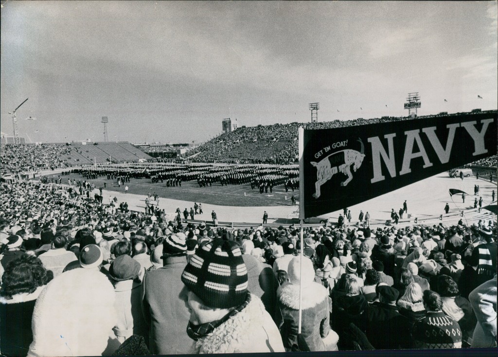 블랙프라이데이 유래, 1974년 11월 30일, 필라델피아 JFK 스타디움에서 열린 육군-해군 축구 경기 모습, Phot by Eddie Hausner, The New York Times