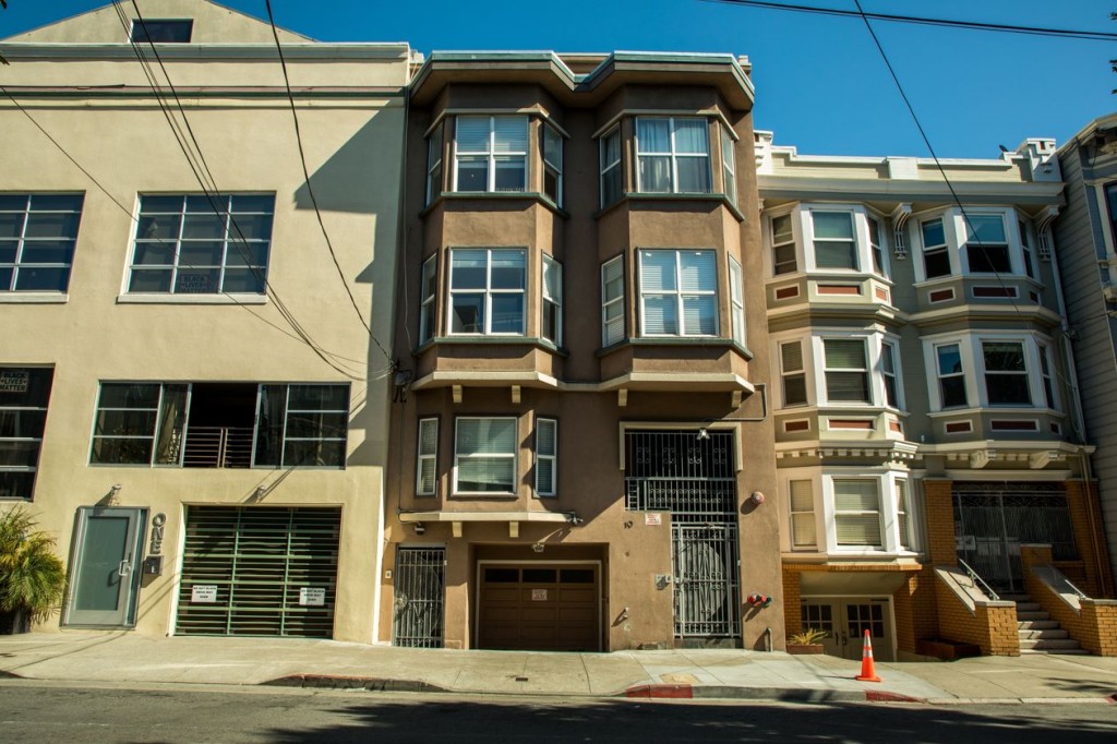 2008년 에어비앤비가 처음으로 에어 매트리스 임대를 시작한 샌프란시스크 아파츠, Photo by CHRISTIE HEMM KLOK, WALL STREET JOURNAL